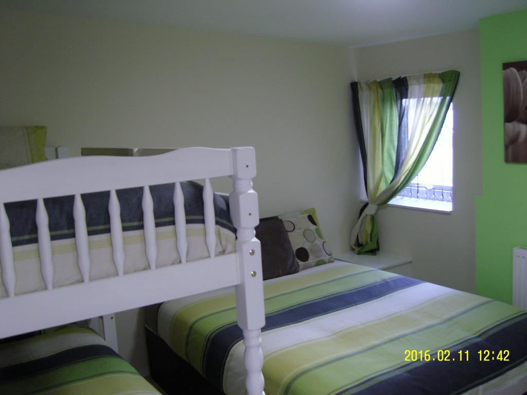The Kop View Hotel Liverpool Room photo