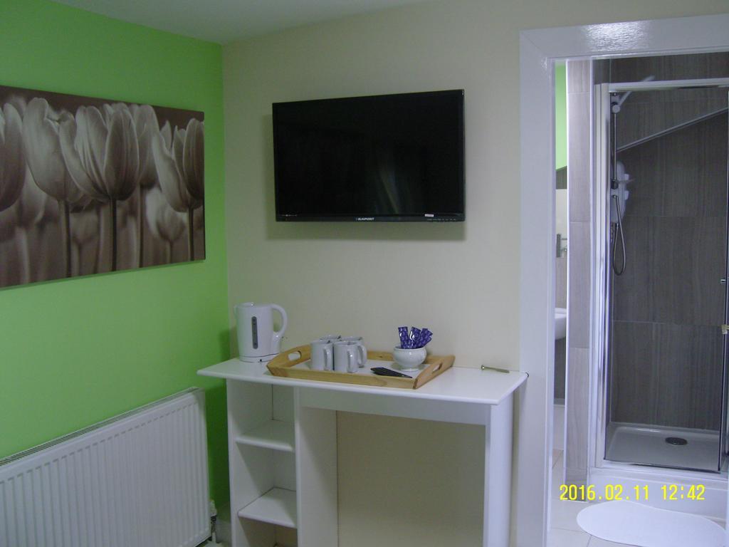 The Kop View Hotel Liverpool Room photo