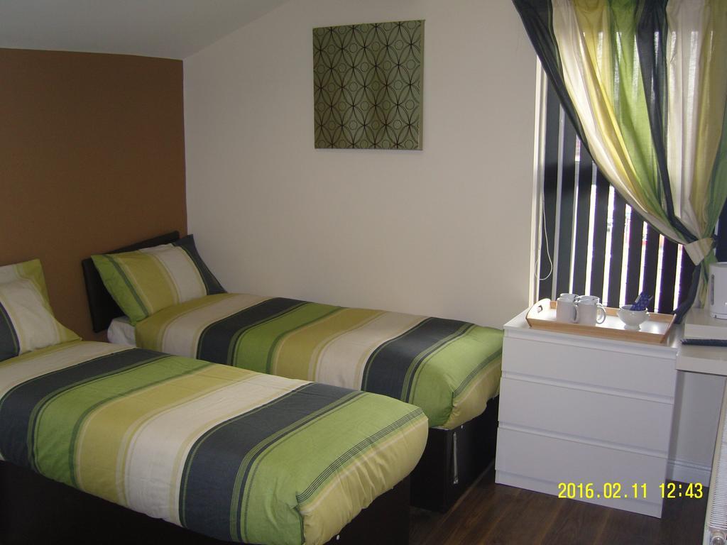 The Kop View Hotel Liverpool Room photo
